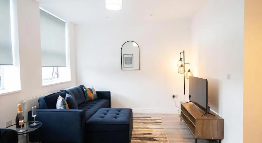 Luxury 1-Bed Flat - Free Parking - Image 1