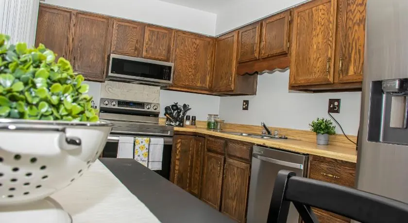 Lovely 2 bedroom! Close to All in a 4Plex - Image 1