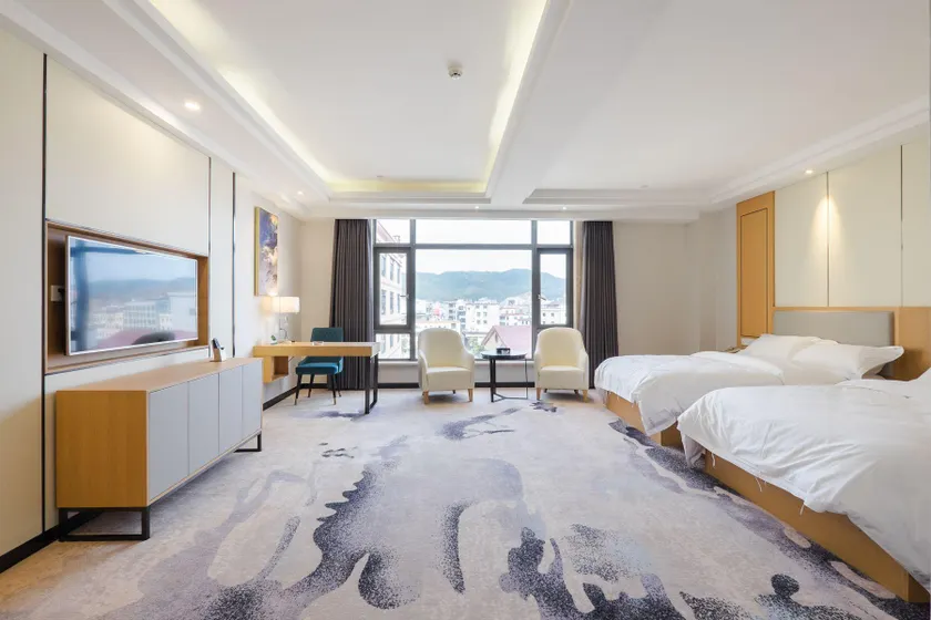 Longwei Hotel - Image 1