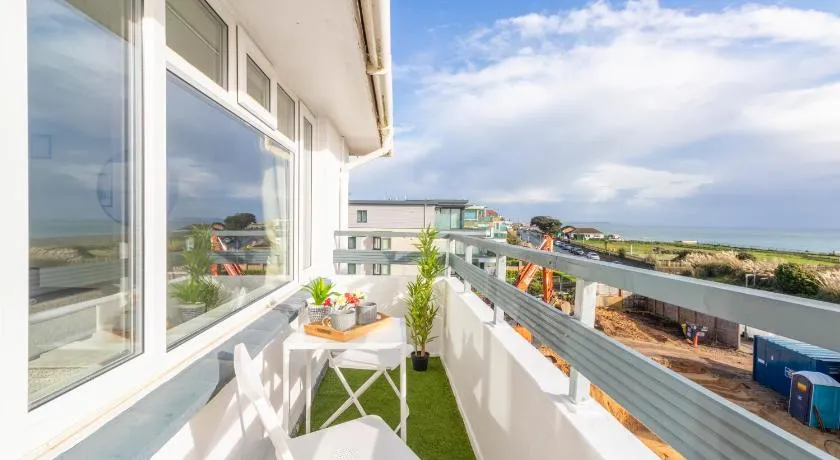 Panoramic Sea View Apartment Sleeps 4-Free Parking - Image 1