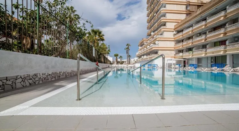 Un dormitorio en Playa de las Américas - Image 1