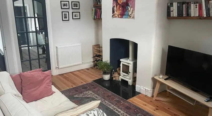Central Dublin 2-Bed House Sleeps 4 WiFi - Image 1