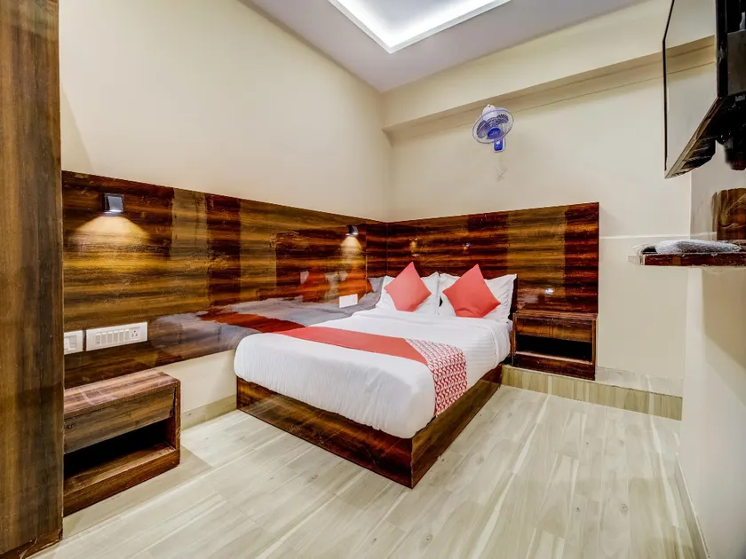 OYO 43828 Hotel Zara Inn - Image 1