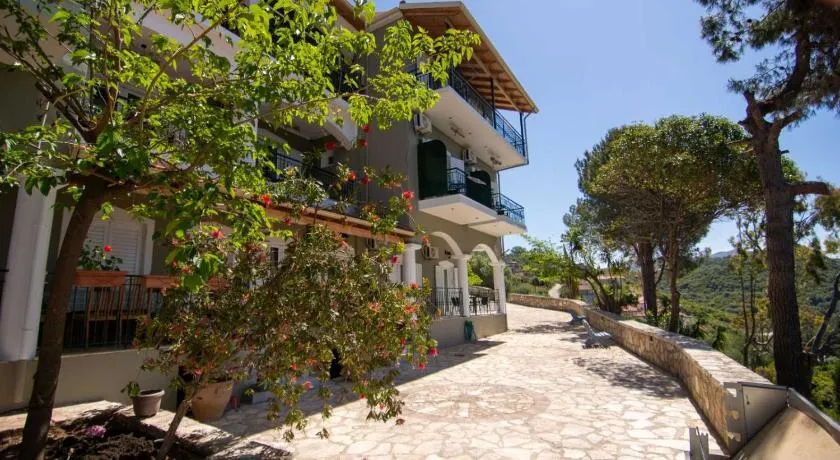 Sea and mountain hotel - Image 1