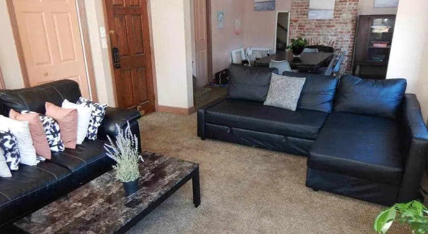 3 Beds, homey, spacious, stadiums, free parking, parks - Image 1