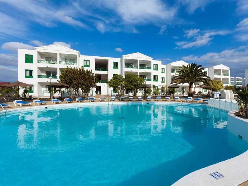 Blue Sea Apartamentos Costa Teguise Beach - Image 1