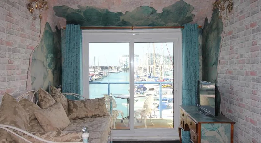 Unique, loft-style apartment with fantastic Brighton Marina views - Image 1