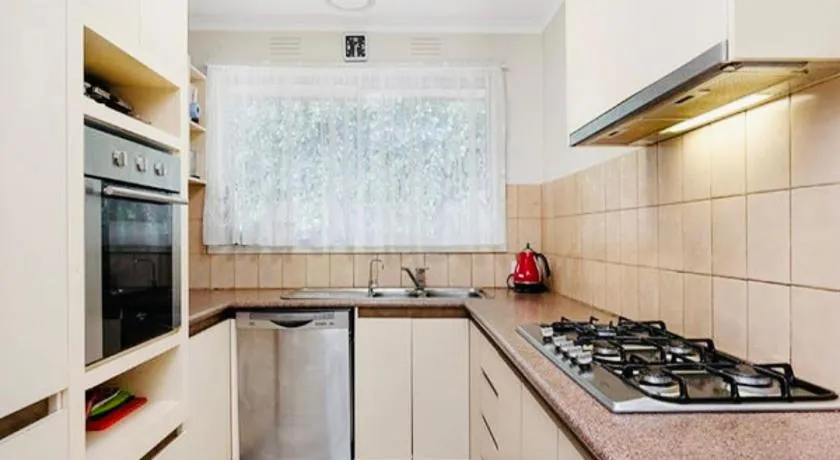 Cozy and Quiet Home in Doncaster, Close to Shops & Transport - Image 1