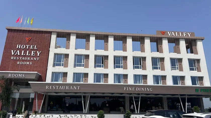 Hotel Valley - Image 1