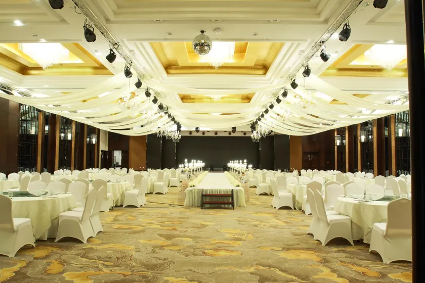Riverside luxury hotel - Image 1