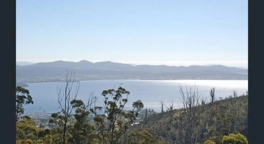 Modern executive house stunning views over Hobart - Image 1