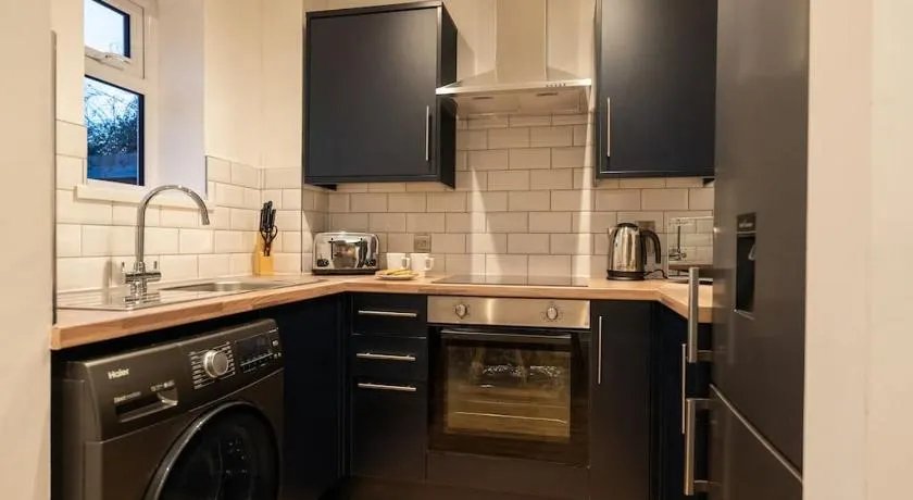 The Mews, Amazing Newport 2 BR, Excellent location, Parking, Perfect for Contractors - Image 1