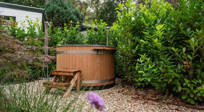 Wild Flower Wellness met privé Sauna en Hottub in prachtige tuin met overkapping - Image 1