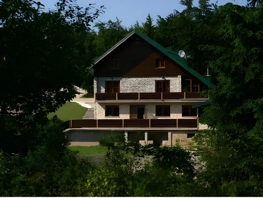 Golden Lakes Rooms - Image 1