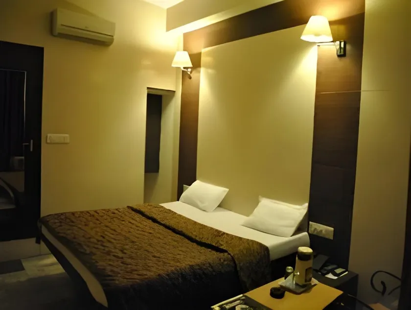 Hotel Golden Deluxe - Image 1