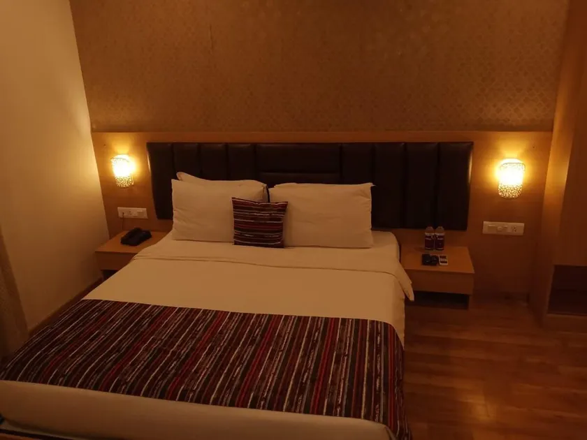 Economic AC room in 2 star hotel with breakfast - Image 1