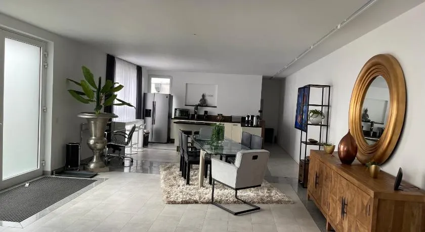 Casa lisurii - Image 1