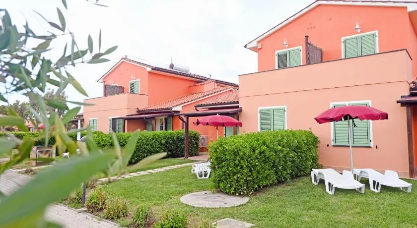 Residence with swimming pool in Mazzanta just 600 meters from the beach - Image 1