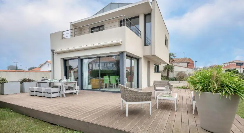 Maison d’Architecte Face Mer à la Plaine sur Mer - Image 1