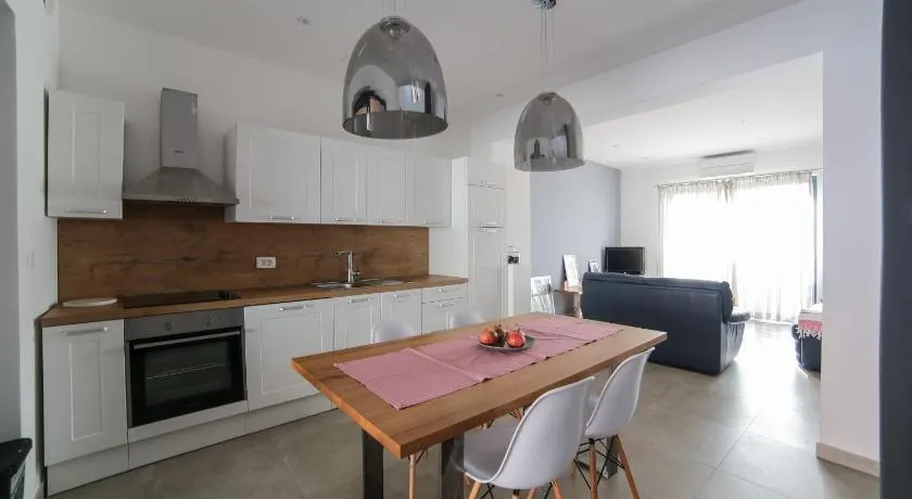 Lemon house - Image 1