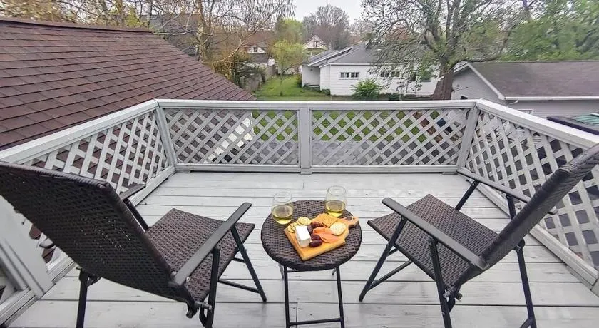 Historic w/deck, king bed & air by Lake Michigan - Image 1