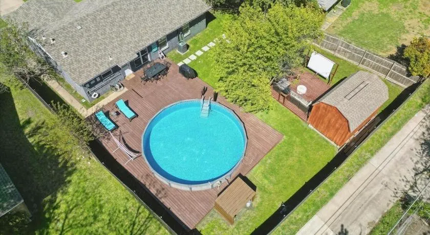Peaceful and Relaxing Getaway w Beautiful Pool - Image 1