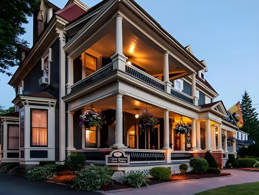 Carriage House Inn - Image 1