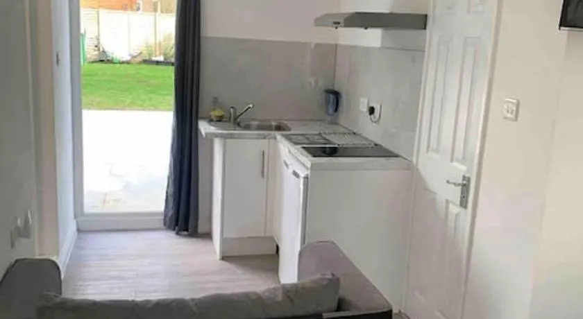 Cosy Studio Flat-Just Renovated-Free Street Parking & Independent Entrance - Image 1