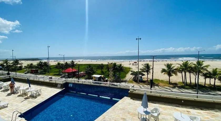 Apartamento com varanda e vista para o mar, em frente à praia de Caiobá - Image 1