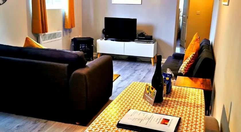 Sunflower Apartment, Family accommodation Near Tenby in Pembrokeshire - Image 1