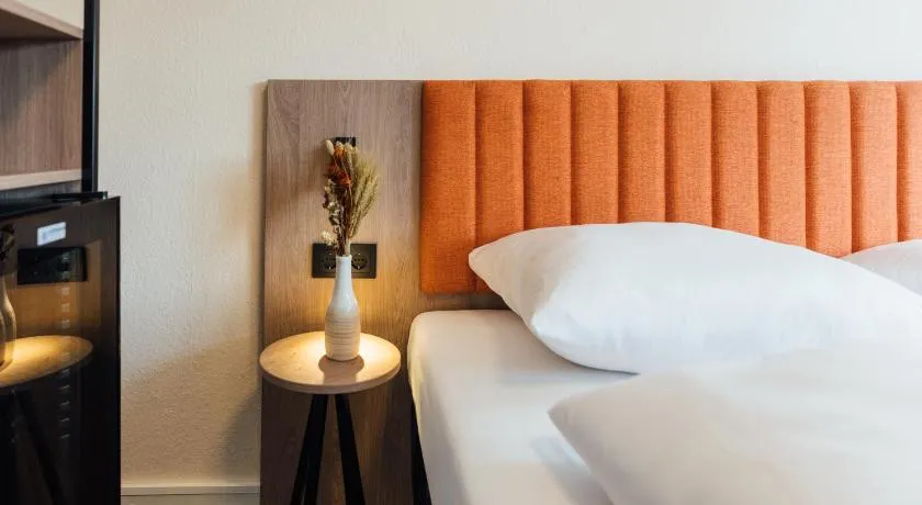 MYKY Hotel Pinneberg - Free Parking - Image 1