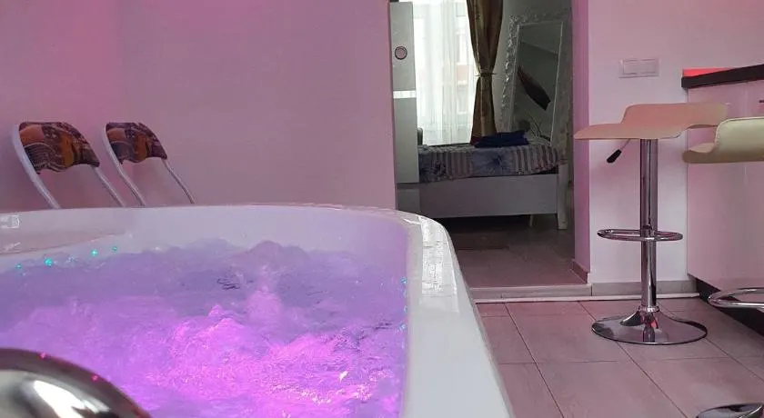 White House & Jacuzzi - Image 1