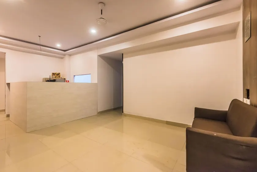 Hotel Vashi Inn - Image 1