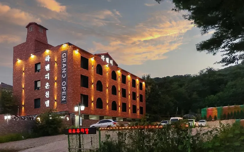 Hwaseong Wolmun Lavender Onchen Hotel - Image 1