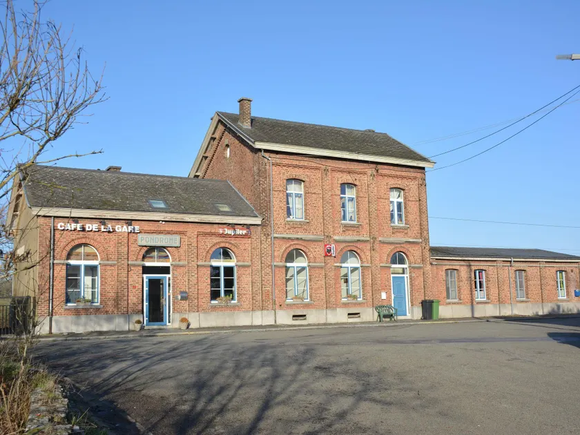 Old village train station, 5 bedrooms and 4 bathrooms, small garden - Image 1