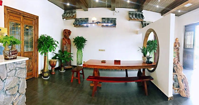 Fenghuang Qingwu river view homestay - Image 1