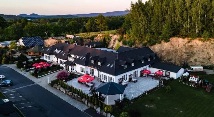 Dwór Skalny Apartamenty, Pokoje i Restauracja Karczma Skalna - Image 1