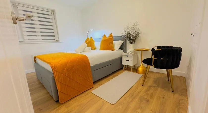 Elizabeth Line - Parking - WiFi - Sleeps 4 - Image 1