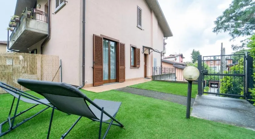 Apartment with private garage, garden and WiFi - Image 1
