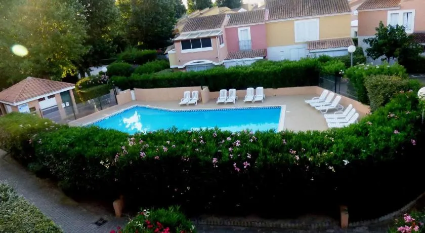 Appartement cosy avec piscine, proche commodités et plages, idéal pour familles - Image 1