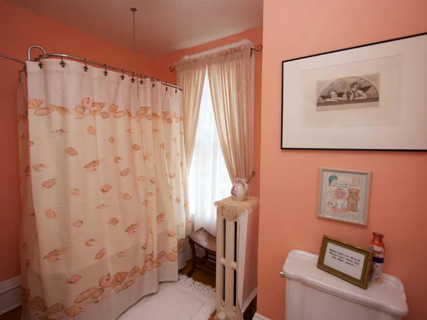 Sylvia's Irish Inn - Image 1