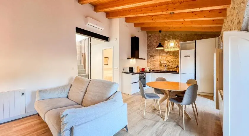Ganganell Àtic. Apartamento con terraza en Besalú - Image 1