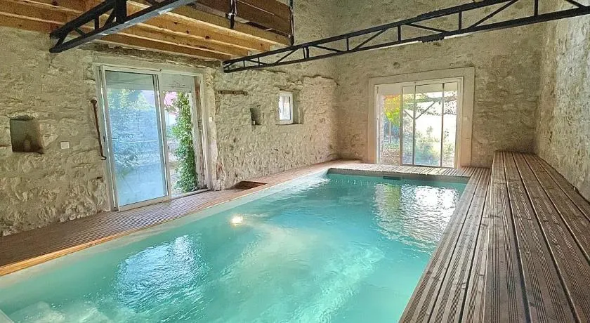 Suites zen dans maison d'hôtes avec piscine intérieure et jardin - Image 1