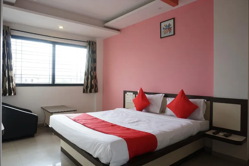 OYO 42225 Amruta Deluxe Executive Lodging - Image 1