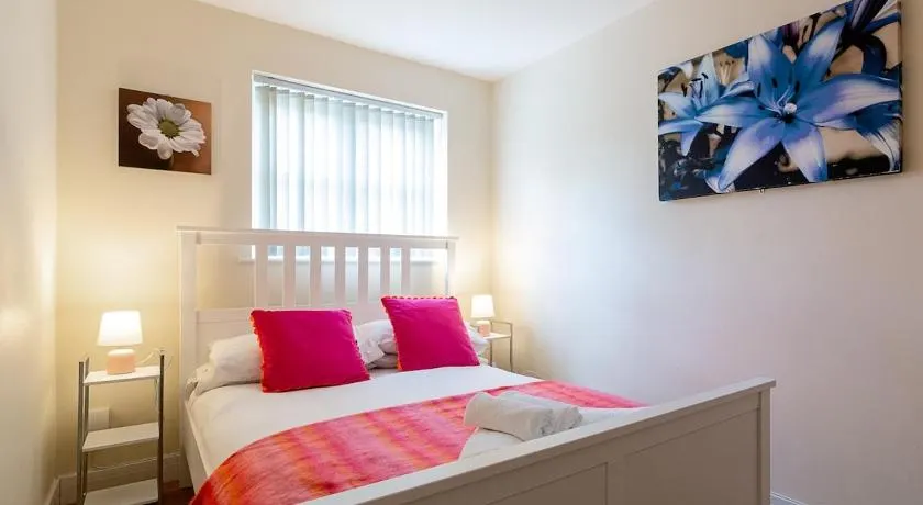 2 Bedroom Large First Floor Apartment with FREE Parking - Image 1