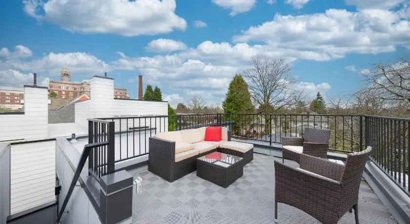 Sleek & Modern Townhome in Prime location - Image 1