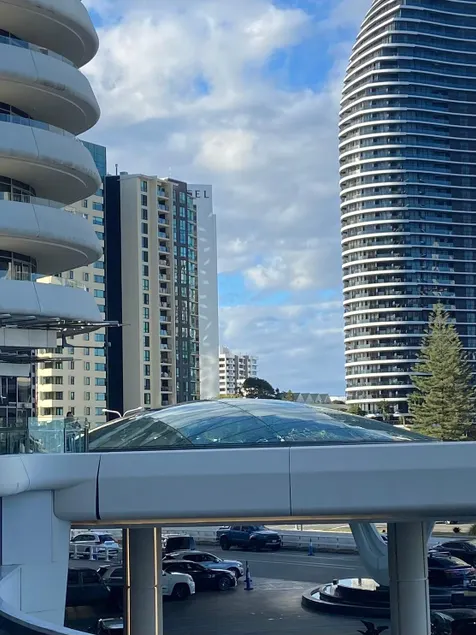Luxury Casino Apartment in Broadbeach Island - Image 1