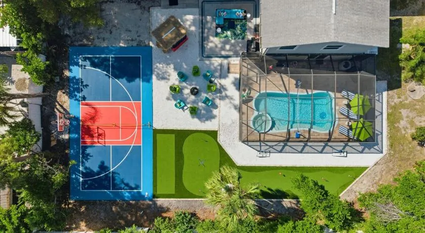 Sleeps 16 Golf Simulator Pickleball Pool Spa - Image 1