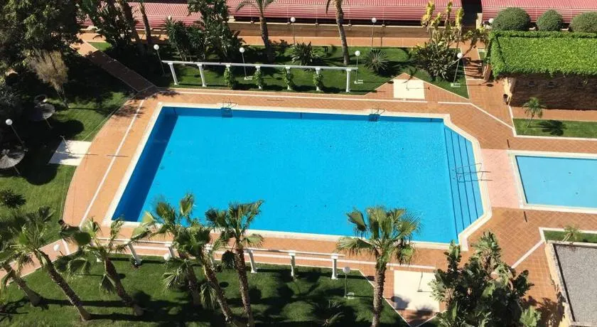Beautiful apartment with swimming pool and beach - Image 1