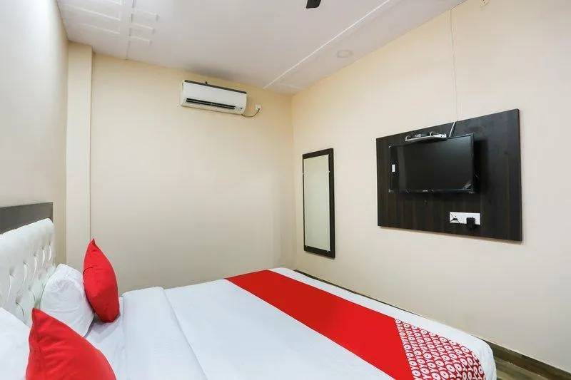 OYO 62110 Metro Golden Residency - Image 1